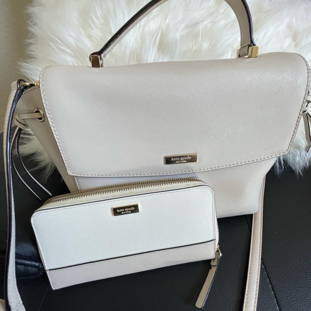 Kate Spade Wallet & Shoulder Bag
Perfect size for all the things 😁